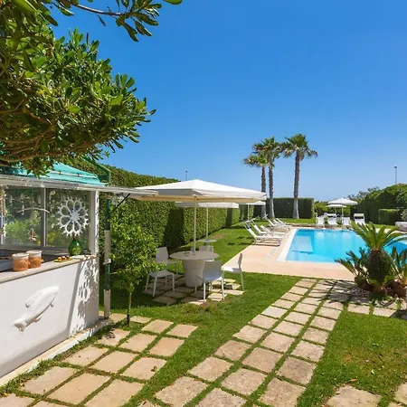 Aparthotel Punta Cassano - In Piscina Sulla Di Sabbia